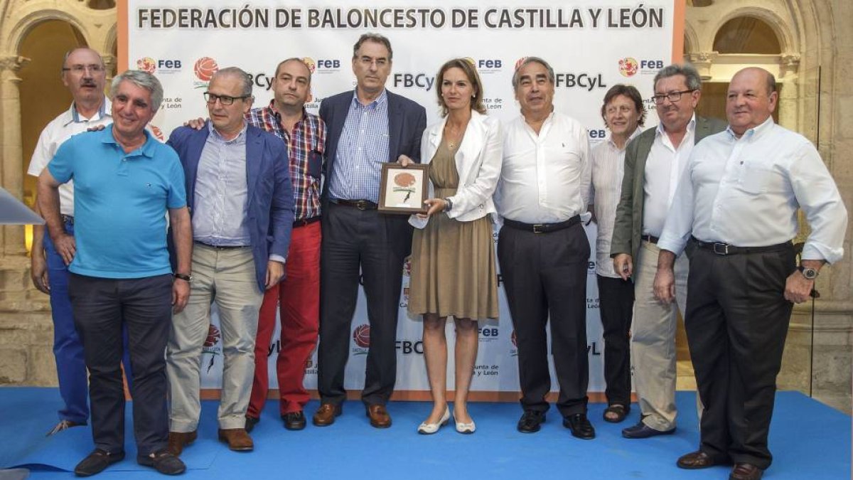 La directiva del CB Tizona al completo recibió el premio al mejor club de Castilla y León en su último acto oficial, ayer.-SANTI OTERO