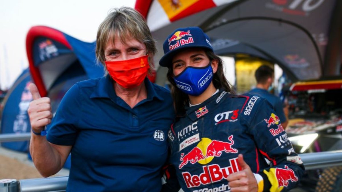 Cristina Gutiérrez posa con Jutta Kleinschmidt tras ganar la primera etapa del Dakar 2021 en vehículos ligeros. ECB