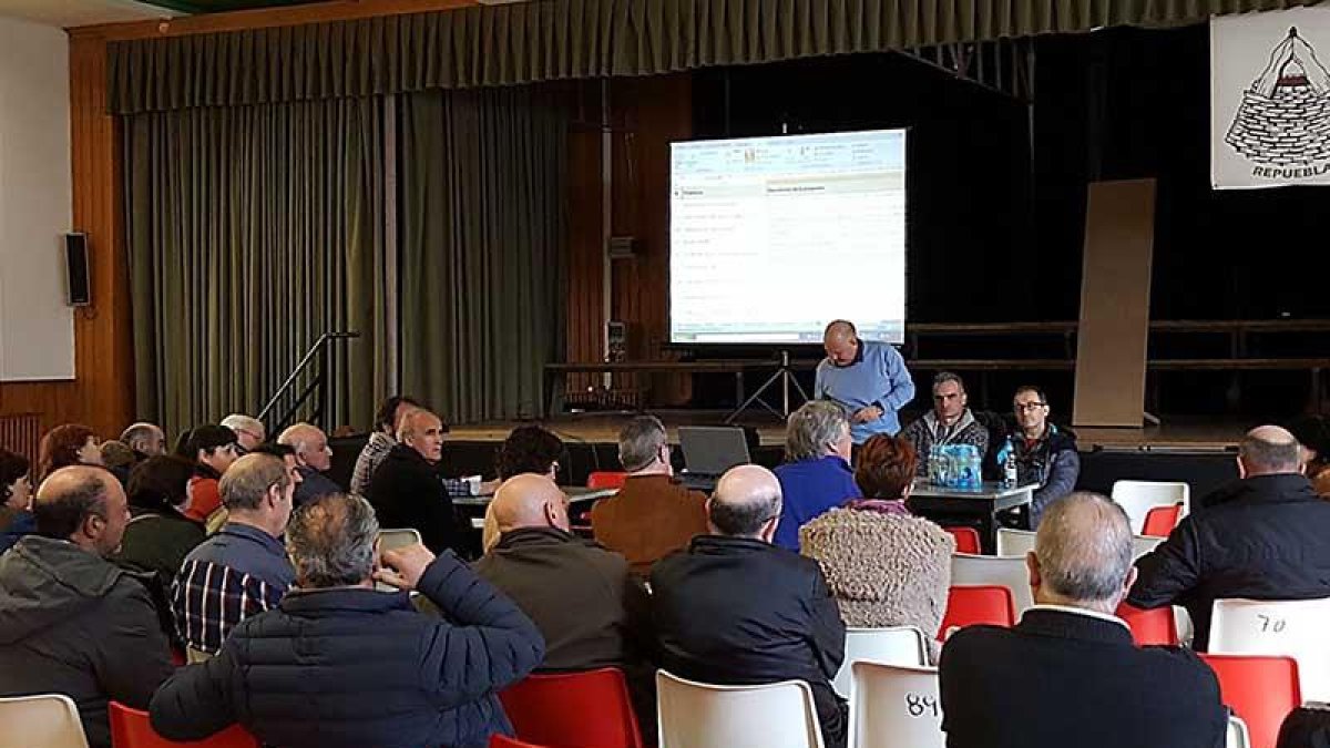 Participantes en la mesa de alcaldes celebrada ayer en Covaleda.-CHUSJA ANDRÉS