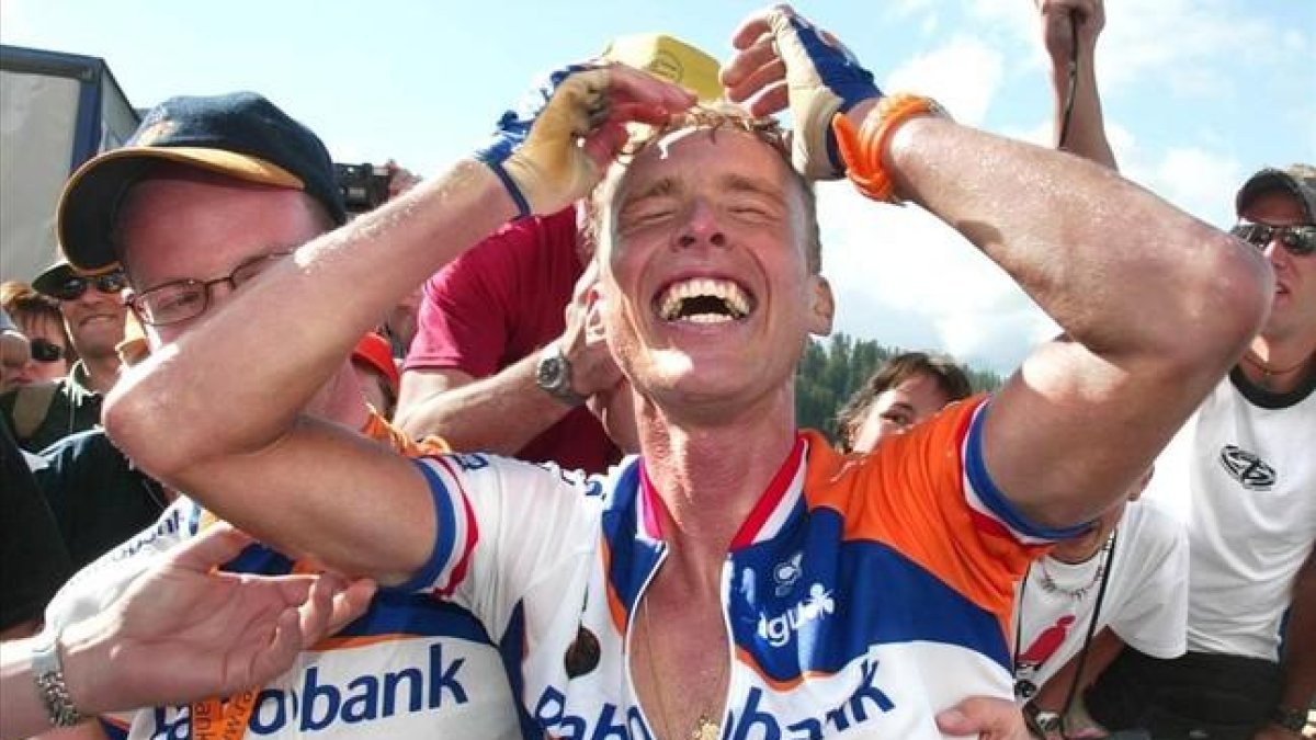 Boogerd, feliz tras la victoria de etapa en el Tour 2002.-REUTERS / ERIC GAILLARD