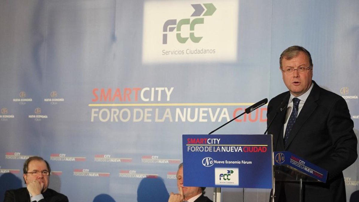 El alcalde de León, Antonio Silvan pronuncia una conferencia en la tribuna 'Smartcity. Foro de a nueva ciudad'-ICAL