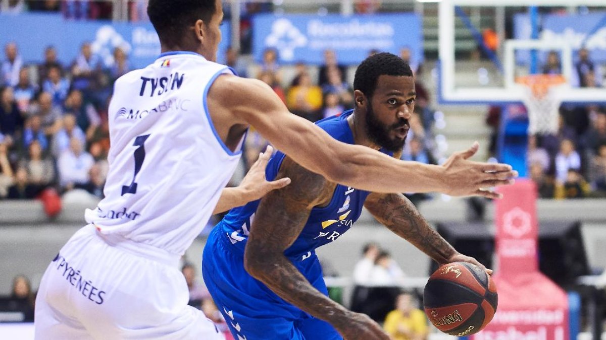 Clark intenta superar en bote al jugador del Andorra Tyson Pérez. B. B. HOJAS / SPB