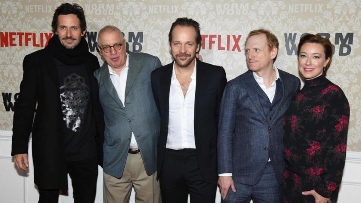 Errol Morris (segundo por la izquierda), junto Christian Camargo, Peter Sarsgaard, Scott Shepherd y Molly Parker, los principales actores de Wormwood.-AFP / ANGELA WEISS