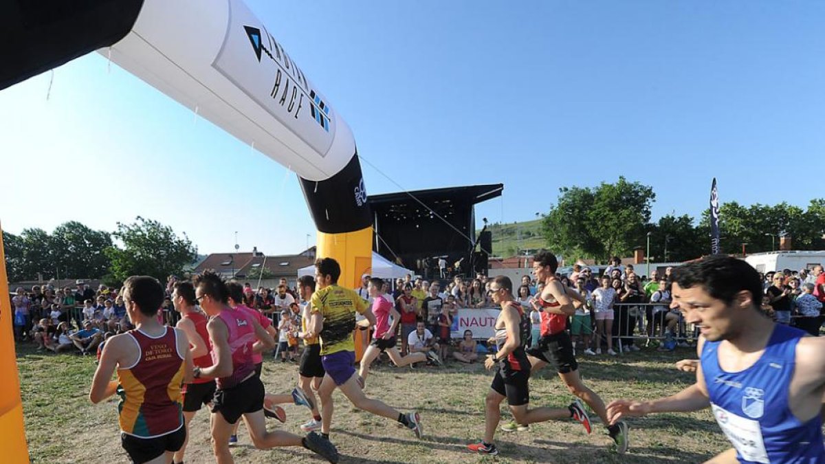 Imagen de la prueba ‘Eliminator’, que se disputó antes de la carrera popular de 5 kilómetros.-ISRAEL L. MURILLO