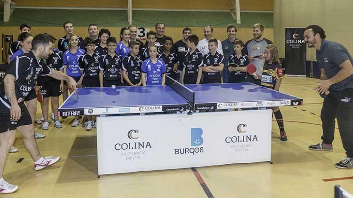 Jorge Ausín (Burgos TM) y César Colina (Aparejadores RC) pelotean durante la actividad celebrada ayer.-SANTI OTERO