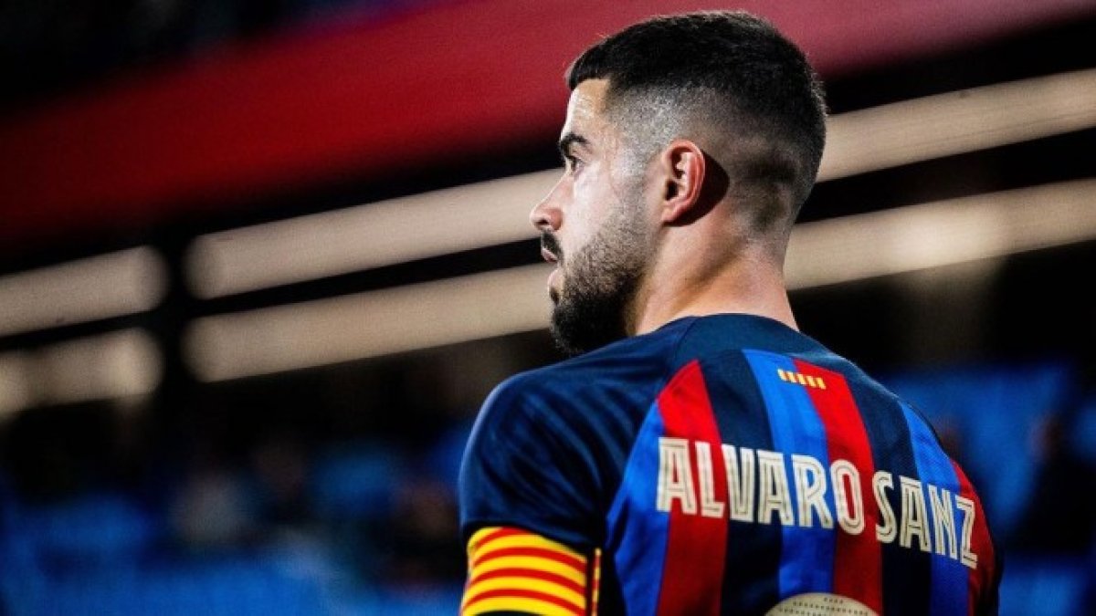 Álvaro Sanz con el brazalete de capitán y la camiseta del FC Barcelona. CD MIRANDÉS