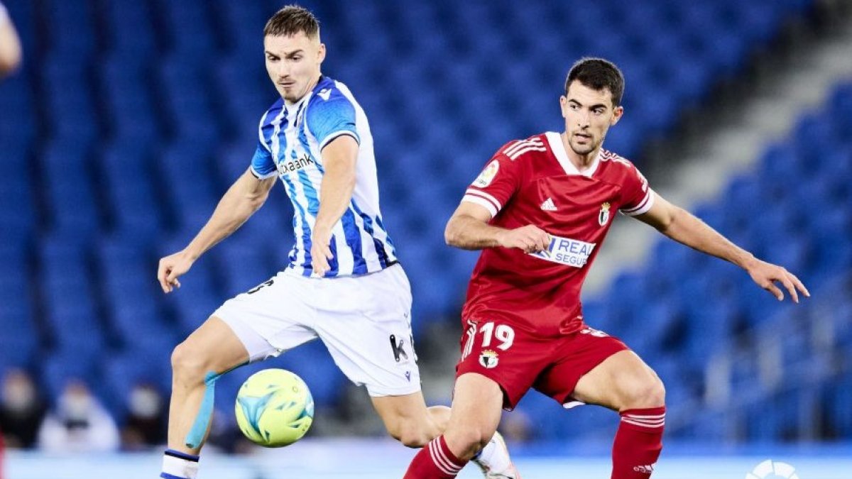 Claudio pugna por el balón con un jugador del Sanse. LALIGA