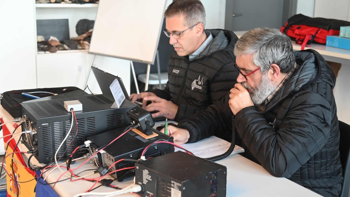 Los radioaficionados de Burgos celebran los 22 años de la conmemoración de Atapuerca como Patrimonio de la Humanidad con una conexión especial desde el Carex. ICAL