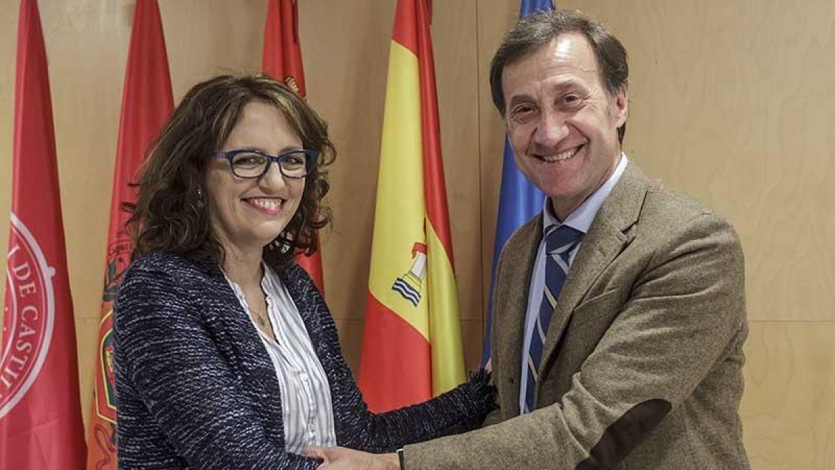 Mar González y Alberto Gómez Barahona durante la firma del convenio.-SANTI OTERO