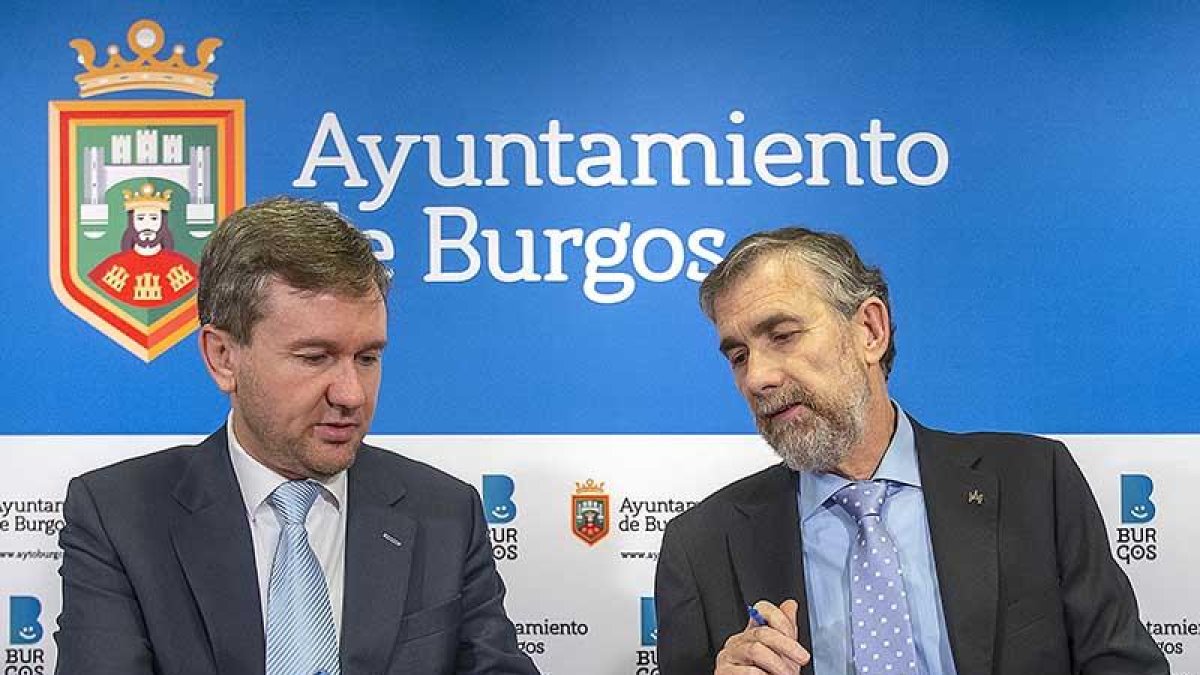 Lacalle y Pérez Mateos rubricaron ayer el acuerdo.-S. OTERO