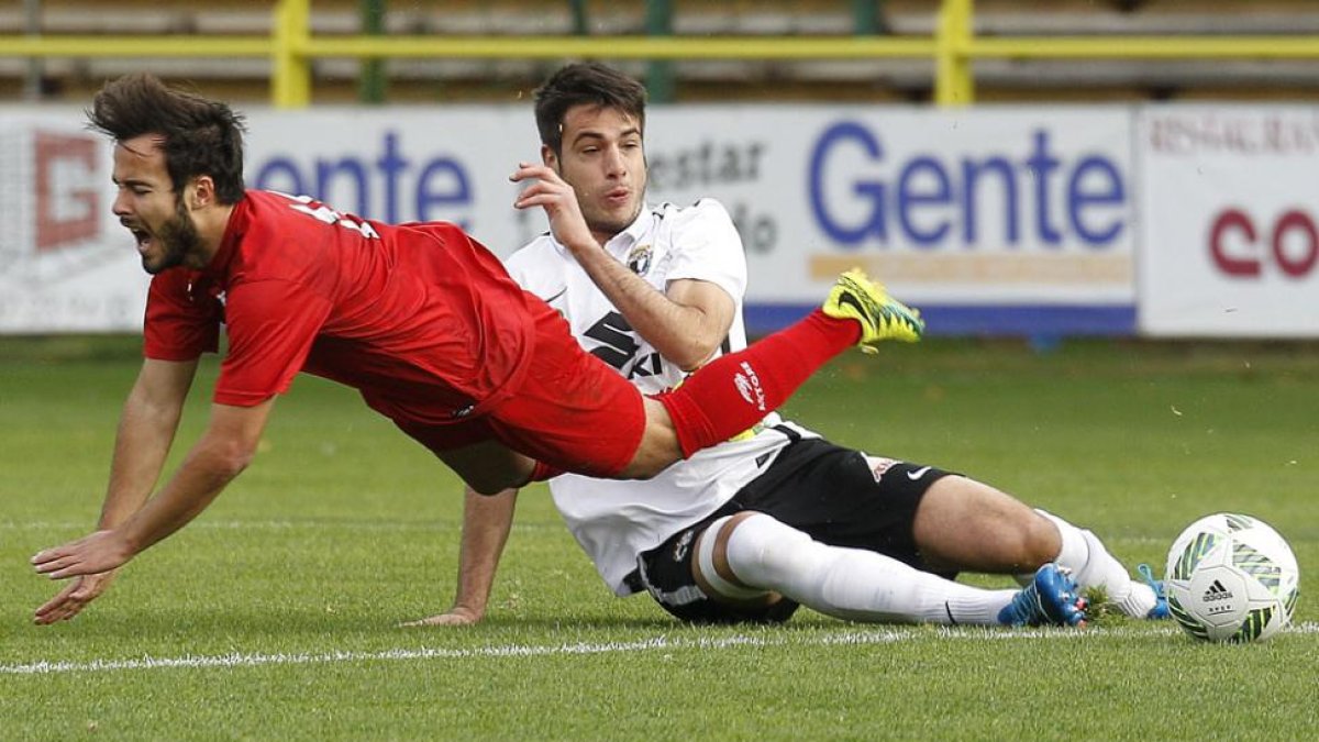Ramiro realiza una entrada en el choque que el Burgos jugó el pasado domingo ante el Izarra.-SANTI OTERO