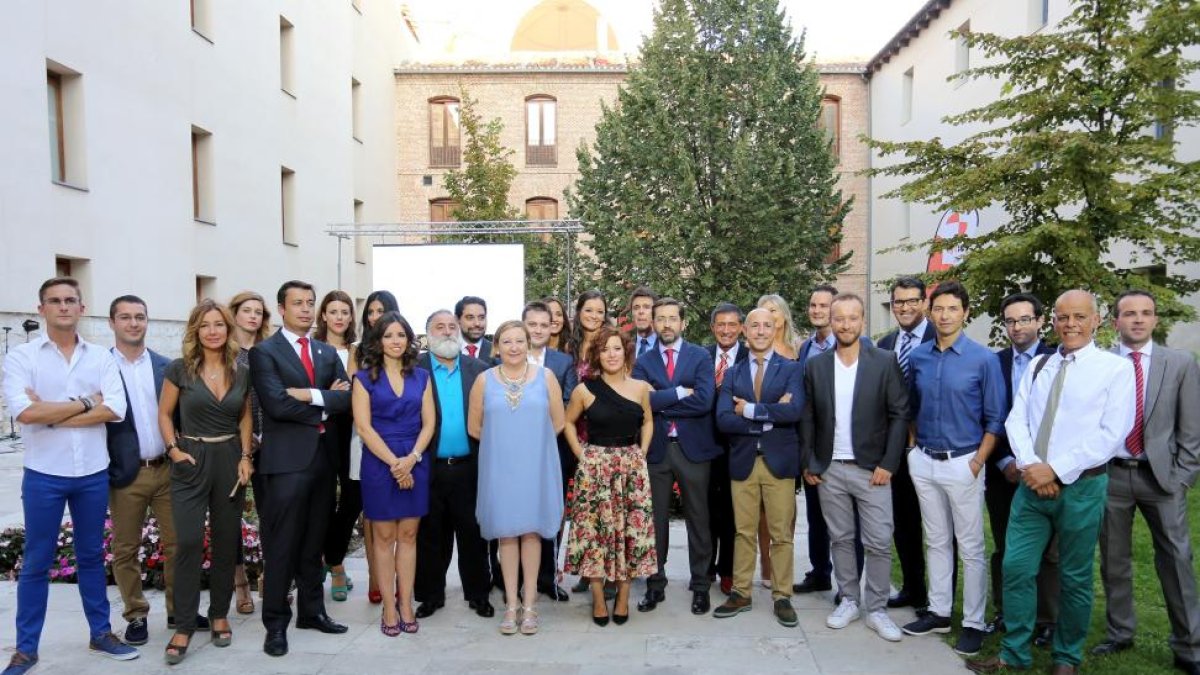 Castilla y León Televisión presenta la nueva temporada de sus dos canales, CyL 7 y La 8. En la imagen, foto de familia de directivos y presentadores de los dos canales.-ICAL