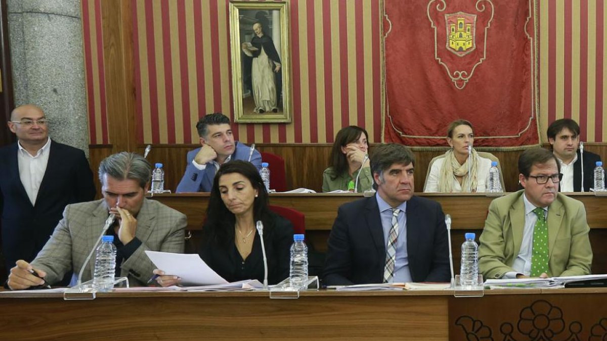 La concejal no adscrita, en el centro de la Imagen, se sienta en el Pleno entre Ciudadanos y el Partido Popular.-RAÚL G. OCHOA