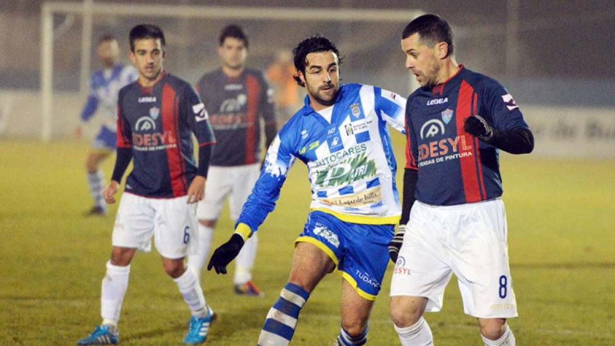 Imagen del encuentro de ida que disputaron ambos equipos en El Montecillo.-ALBERTO CALVO