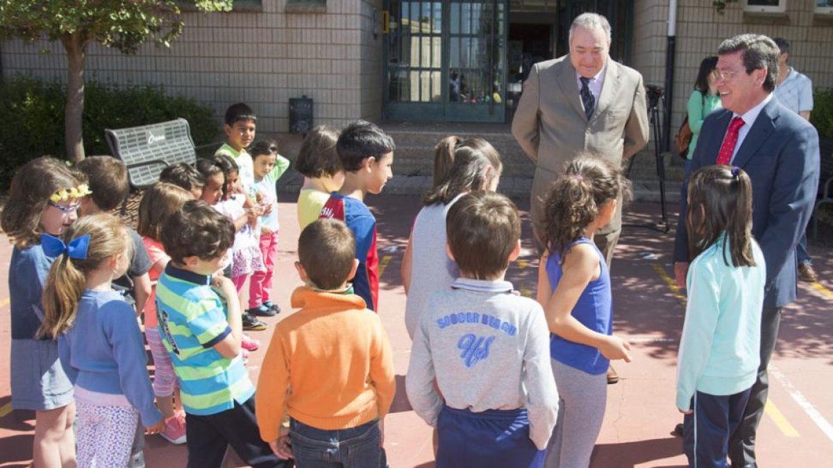 Rico (dcha.) y Pinto charlaron con algunos de los alumnos que han participado en el programa de este año.-R. ORDÓÑEZ