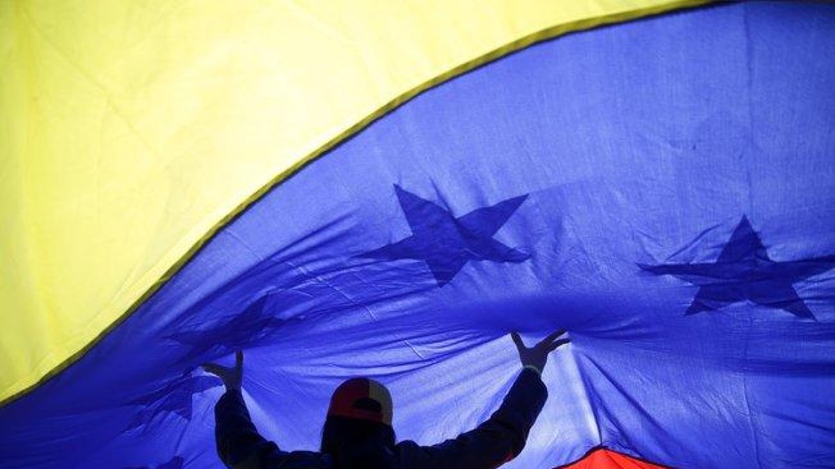 Venezuela está polarizada entre quienes exigen la renuncia de Maduro y quienes buscan que el presidente siga en el poder.-AP