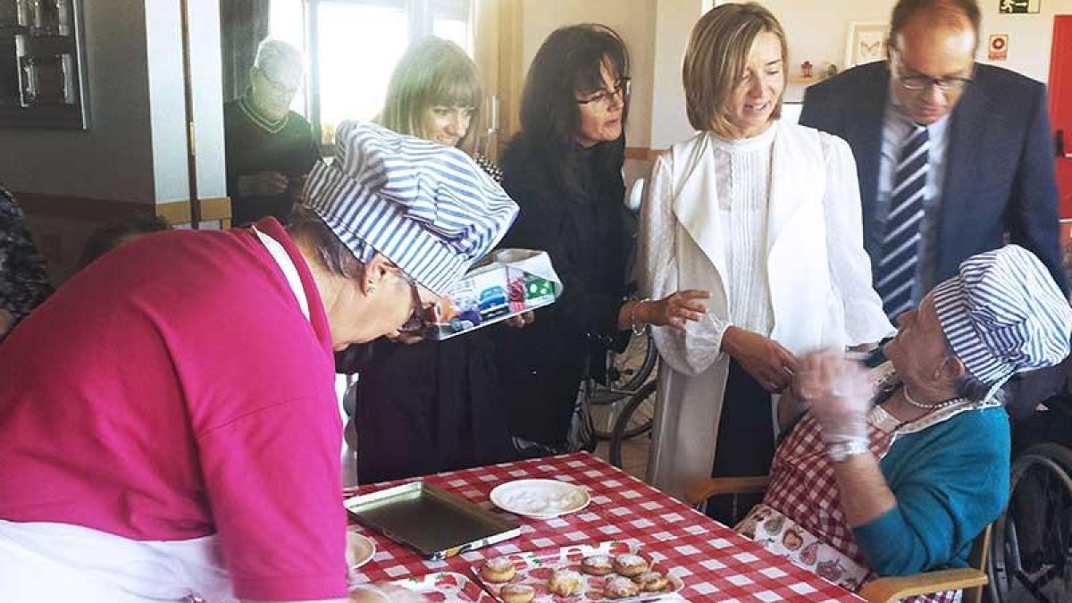 Alicia García, consejera de Familia e Igualdad de Oportunidades, en un momento de la visita a la Residencia Burgos I.-ECB