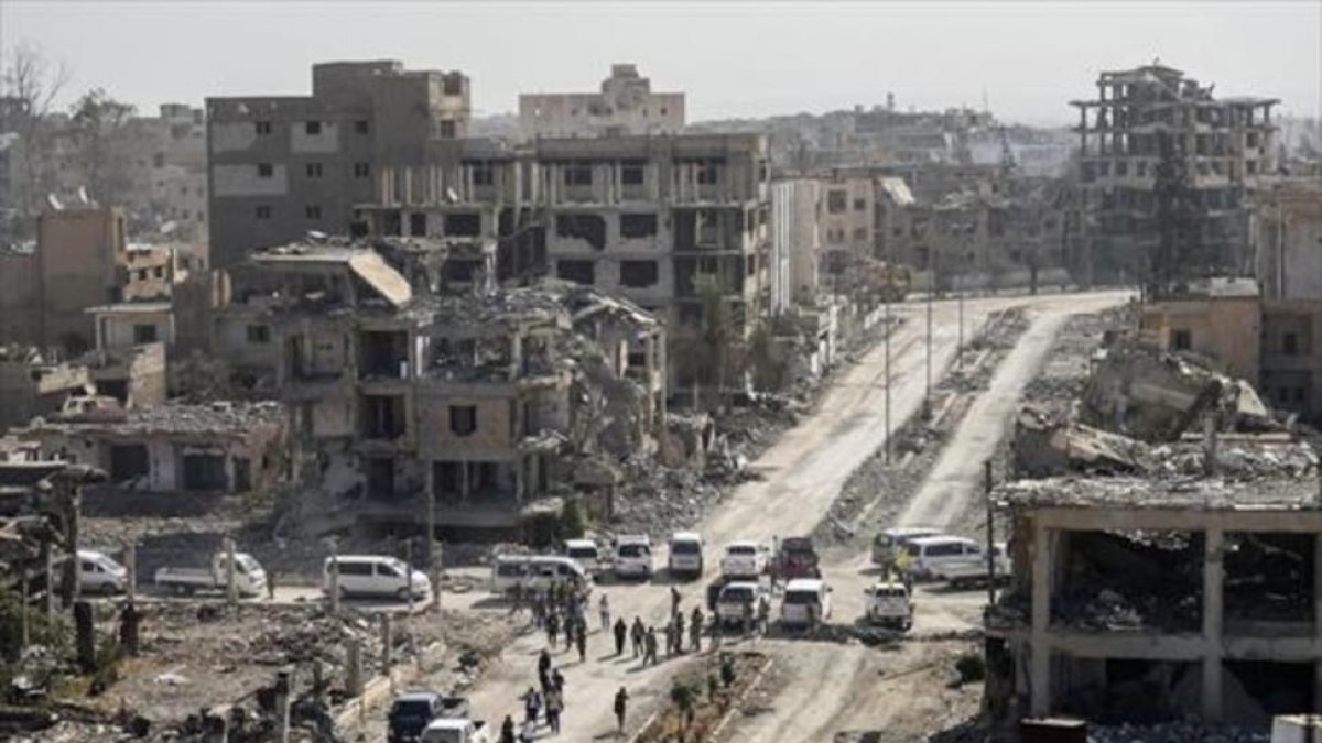Edificios destruidos en la ciudad siria de Raqqa, el viernes pasado.-/ AFP / BULENT KILIC