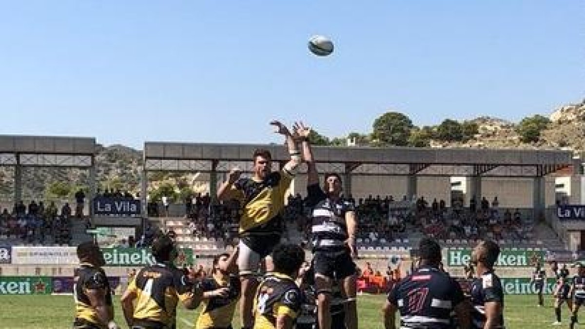 Johan Wagenaar salta la touche en un lance del partido disputado ayer en El Pantano.-TWITTER / @CRLAVILA