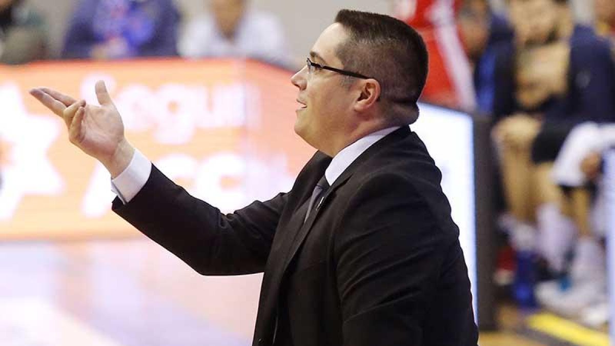 Diego Epifanio da instrucciones a sus jugadores, ayer.-SANTI OTERO