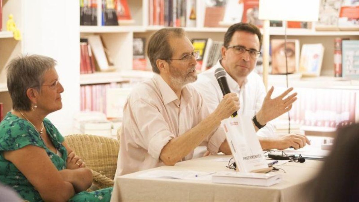 Andreu Missé, entre Milagros P.Oliva y Antoni Garrido, en al librería +Bernat, el lunes.-ANDREA BOSCH