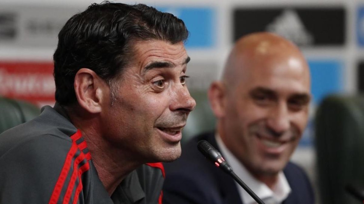 Lopetegui y Rubiales, en la rueda de prensa del nuevo seleccionador español en Krasnodar-EFE