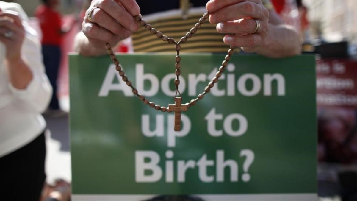 Manifestación en contra del aborto frente al Parlamento irlandés de Dublín en el 2013.-AFP / PETER MUHLY