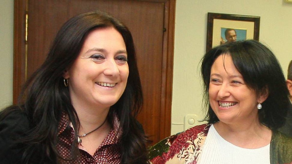 La procuradora socialista Ángela Marqués (D), junto a la concejala en el Ayuntamiento de Ponferrada, Paula Rodríguez (I)-Ical
