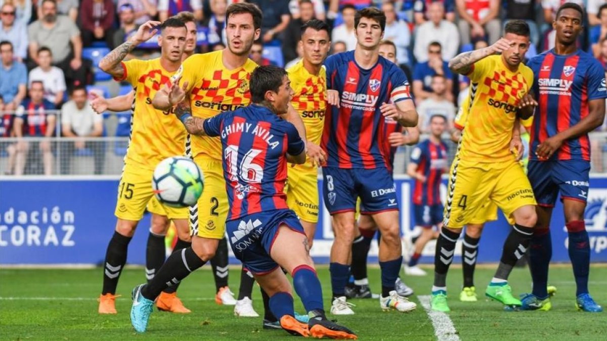 Lance del Huesca-Nàstic que acabó en empate sospechoso.-/ ALVARO SANCHEZ