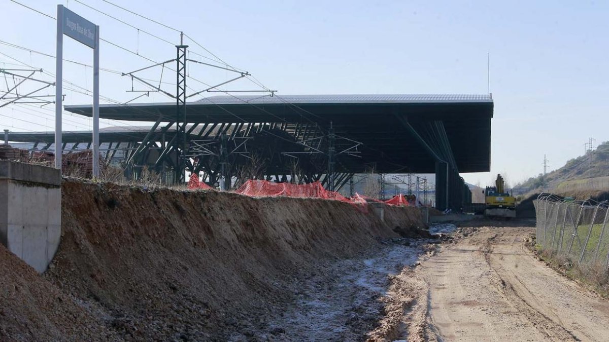 La empresa adjudicataria de las obras en el andén 3 que recibirá a los pasajeros del AVE ha comenzado ya con el movimiento de tierras.-RAÚL G. OCHOA