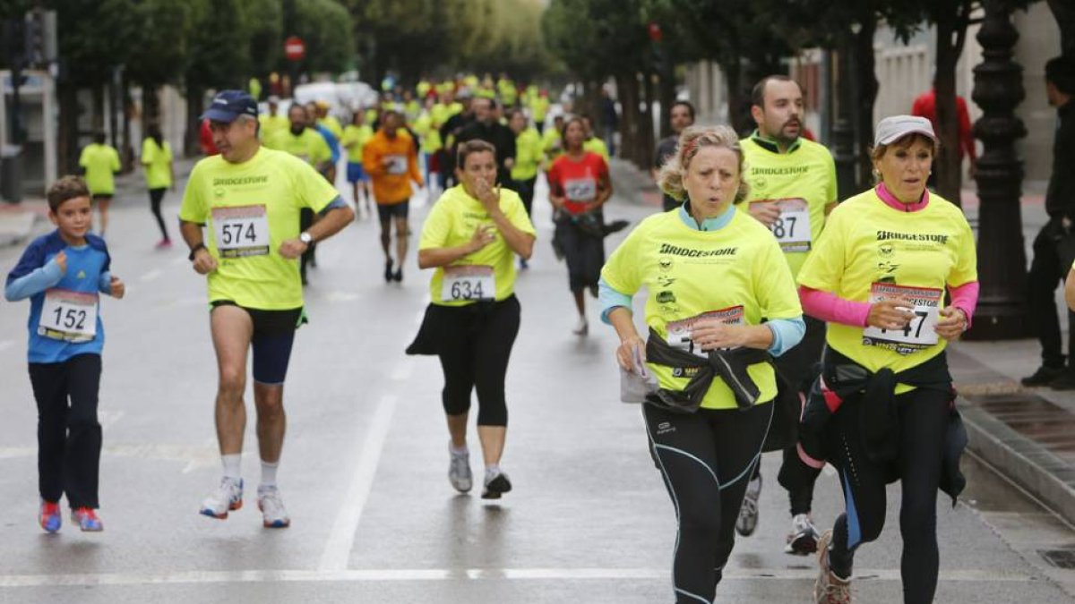 Imagen de un grupo de participantes durante una edición de la Carrera Popular Solidaria Bridgestone.-RAÚL OCHOA