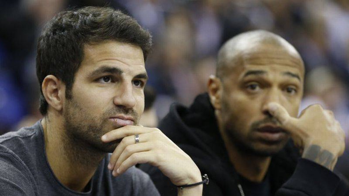 Cesc Fábregas, junto a Thierry Henry, a la derecha, en el partido entre Milwaukee Bucks y los New York Knicks, en el O2 Arena de Londres, ayer.-Foto: AP