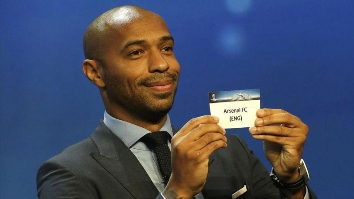 Thierry Henry, con la papeleta de 'su' Arsenal, en el sorteo de la Champions del jueves.-AFP / CLAUDE PARIS