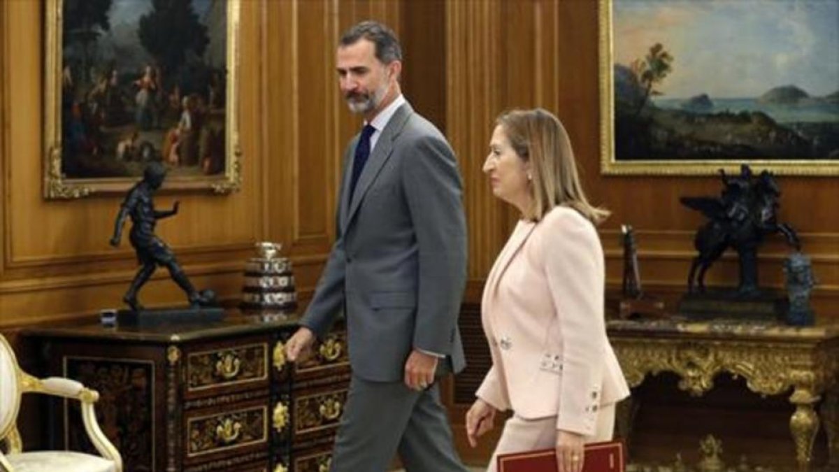 La presidenta del Congreso, Ana Pastor, entregó este jueves al Rey el listado de representantes políticos que participarán en la ronda de consultas que determinará si hay un candidato con opciones a la investidura.-EFE / CHEMA MOYA