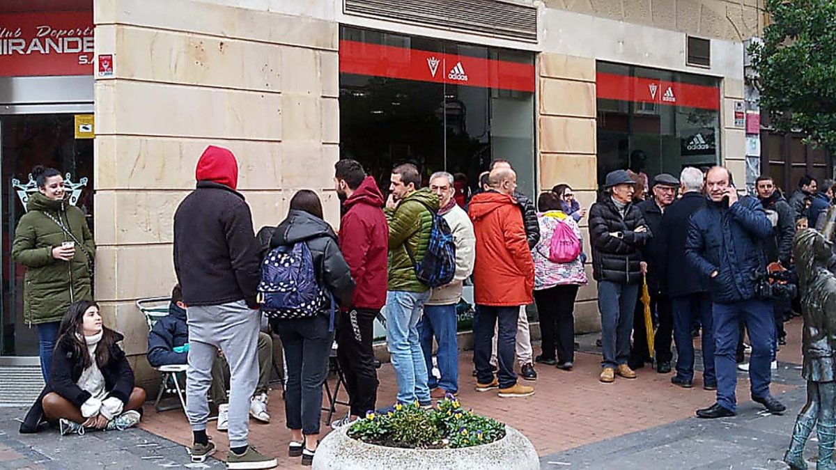 Colas registradas ayer en la tienda oficial del Mirandés para conseguir una entrada para la semifinal de Copa. JOSÉ ESTEBAN EGURROLA