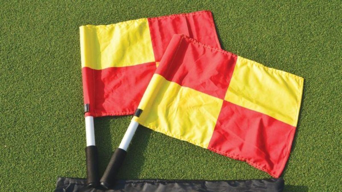 Banderines de juez de línea.-EL PERIÓDICO