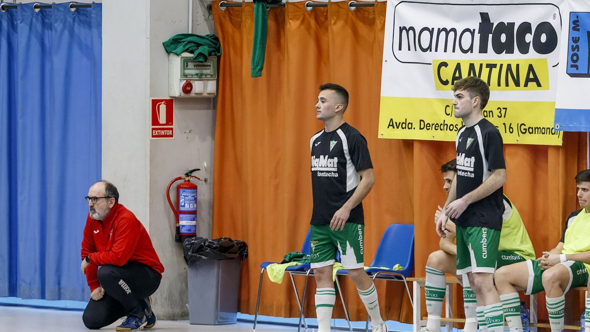 Raúl Zamora en el banquillo del Círculo. TOMÁS ALONSO