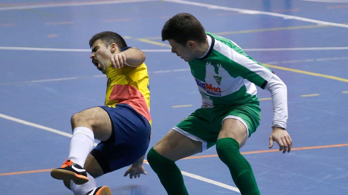 Oli pugna por un balón. SANTI OTERO