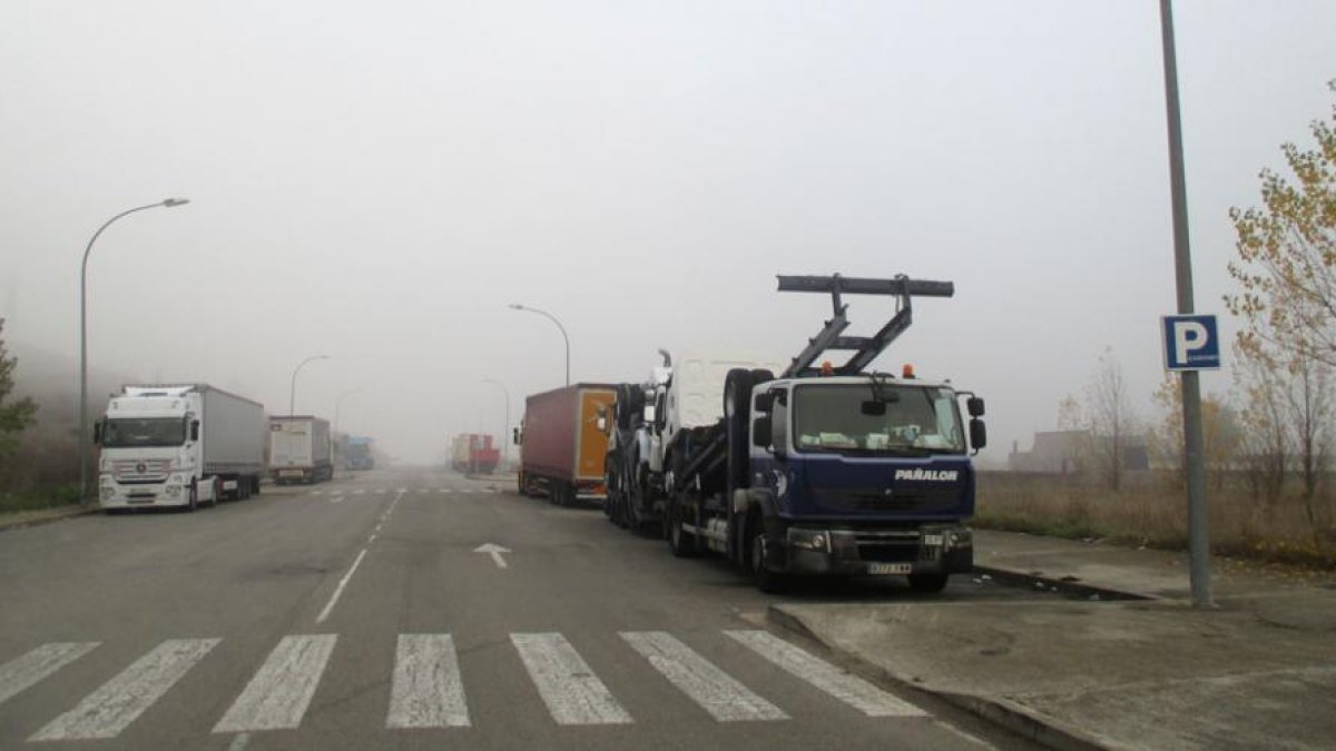 El lugar habilitado para aparcar dista unos metros de la zona comercial.-E. M.