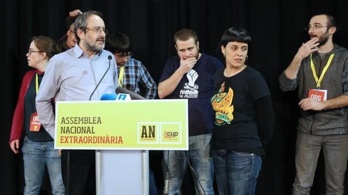Antonio Baños y Anna Gabriel, junto a otros diputados de la CUP, en la asamblea nacional de la formación, el pasado domingo en Sabadell.-RICARD CUGAT