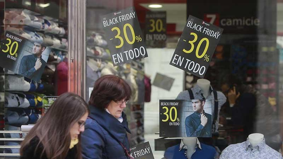 Imagen de carteles promocionales del ‘Black Friday’.-RAÚL G. OCHOA