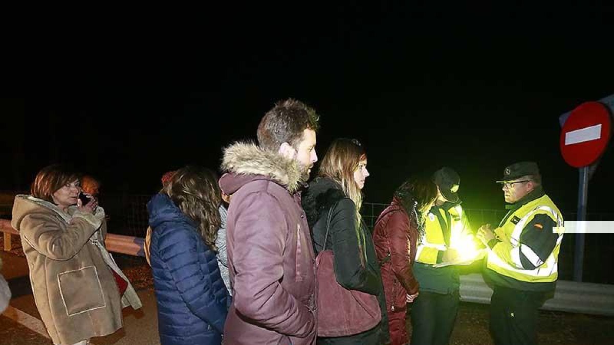 José, Laura y el resto de pasajeros ilesos esperan a que la Guardia Civil compruebe sus datos antes de seguir el viaje.-RAÚL G. OCHOA