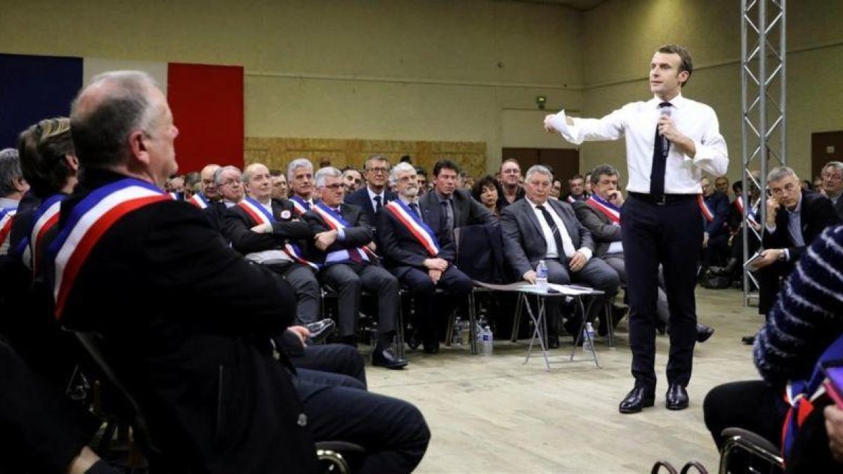 Emmanuel Macron se dirige a 600 alcaldes de Occitania, el 18 de febrero del 2019 en Souillac, en el sudeste de Francia.-REUTERS