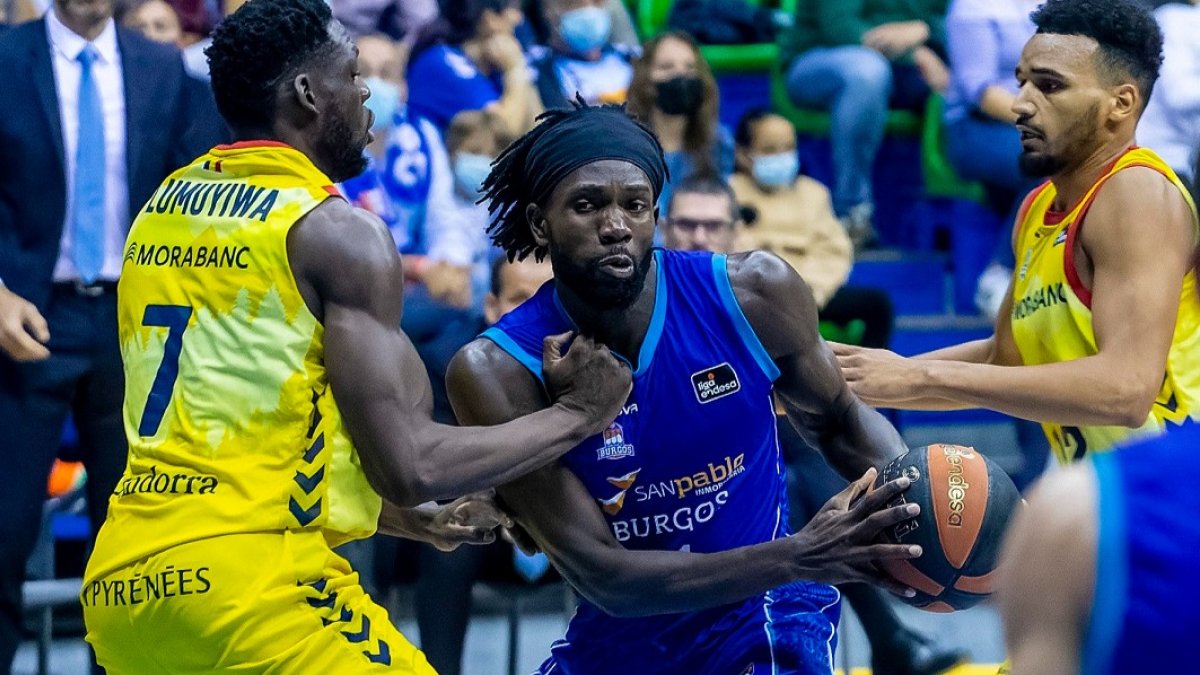 Braimoh fuerza la acción ofensiva en un partido con la camiseta azul. SANTI OTERO