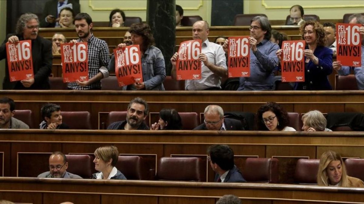 Los diputados de ERC muestran carteles a favor del voto a los 16 años en el hemiciclo del Congreso, el pasado 19 de abril.-JOSE LUIS ROCA