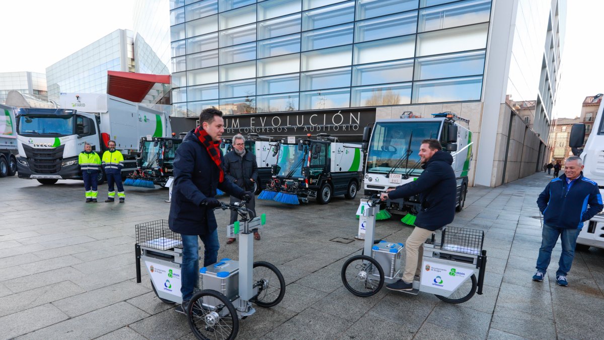 El alcalde, Daniel de la Rosa, y el concejal, Josué Temiño, probaron algunas de las bicicletas eléctricas para la limpieza de papeleras. TOMÁS ALONSO
