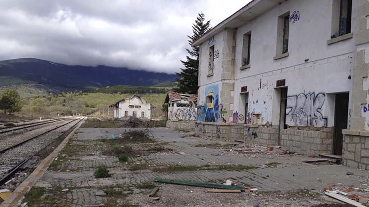 Edificio y andén de la estación de Gascones, una estampa habitual en las paradas de la línea. ECB