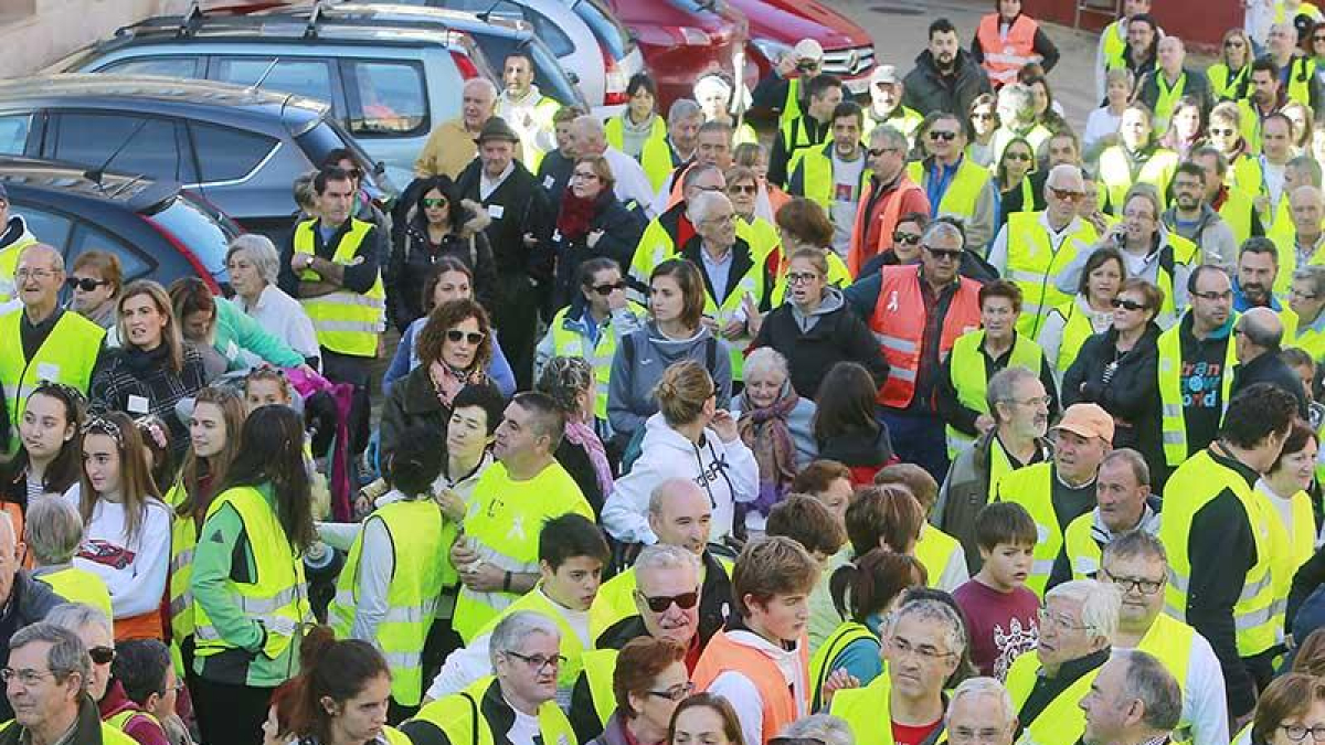 El alcalde de Pradoluengo, Antonio Araúzo (derecha) se sumó a la manifestación contra los recortes.-RAÚL G. OCHOA