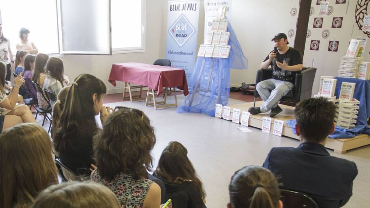 El autor presentó su obra en la librería Santiago Rodríguez de Alcampo.-SANTI OTERO