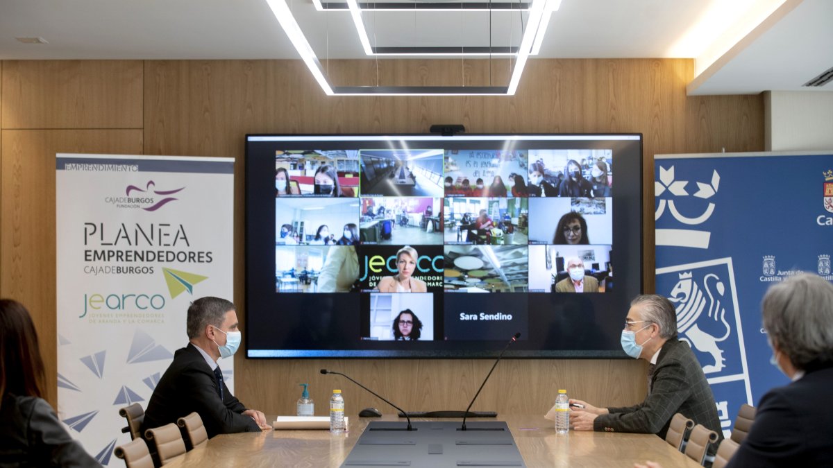 Imagen del acto de exposición de proyectos conRafael Barbero y Roberto Alonso. ECB